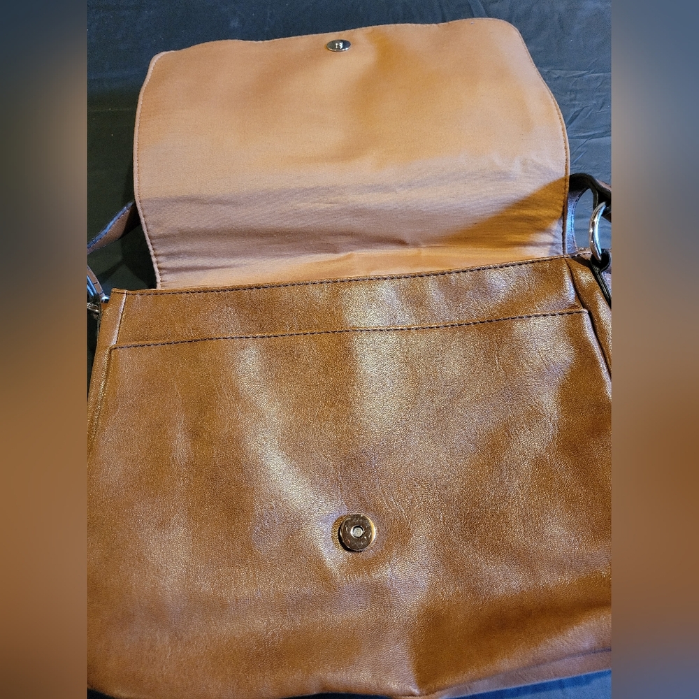 Relic Collection Brown Messenger Type Bag, Like New - Picture 6 of 14
